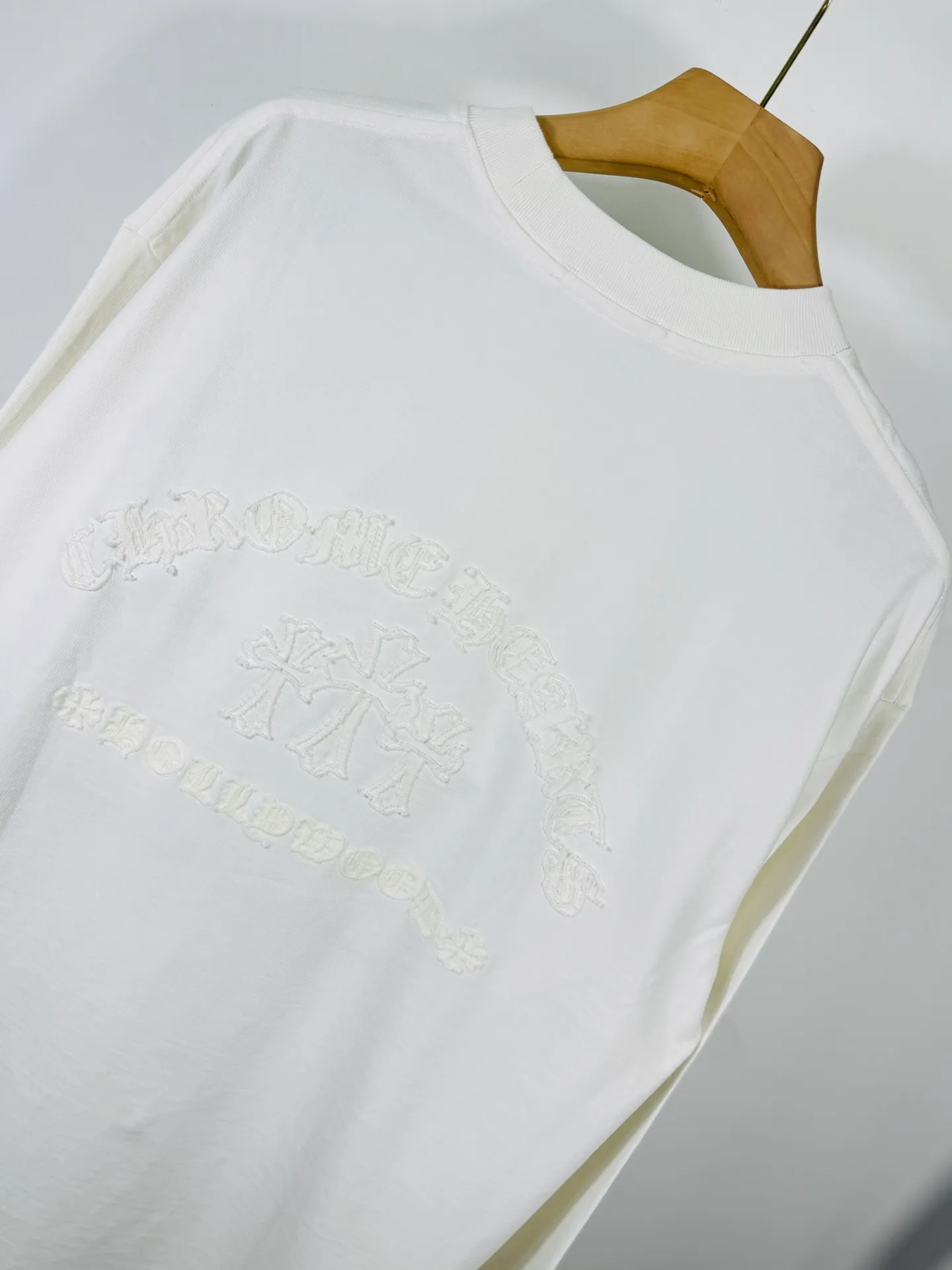 P280 top version, real shot without P, ​​different from market currency) 𝗖𝗵𝗿𝗼𝗺𝗲 𝗛𝗲𝗮𝗿𝘁𝘀/Cro Heart 2025 Autumn and Winter Horseshoe Cross Appliqué Embroidered Couple Casual Long Sleeve 👑The highest version! Customized fabric 320g fabric! Horseshoe cross patch is a best-selling model at the counter and is very comfortable to wear. Accessories: original molded and authenticated collar label➕100% silk wash label. Genuine purchase-grade original hangtag➕matching hanging rope➕3D hanging beads➕original packaging bag. Craftsmanship: The original version has consistent wiring! The highest version of the armhole matching technique! Color: Black White Size: S M L XL XXL